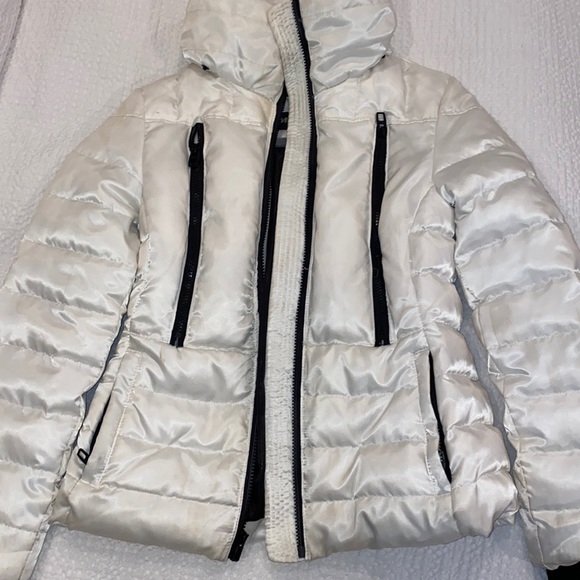White puffer with black detailing - Picture 1 of 3